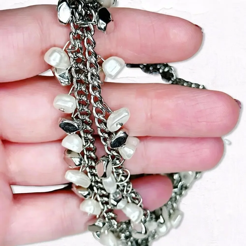 6073gc. Silvertone Faux Pearl Necklace